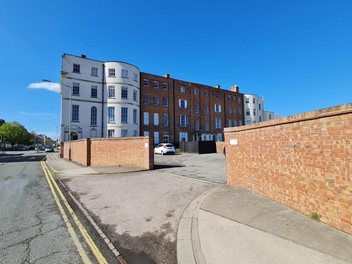 Margaret'S Quattro By Fortuna Property Apartment Cheltenham Exterior photo