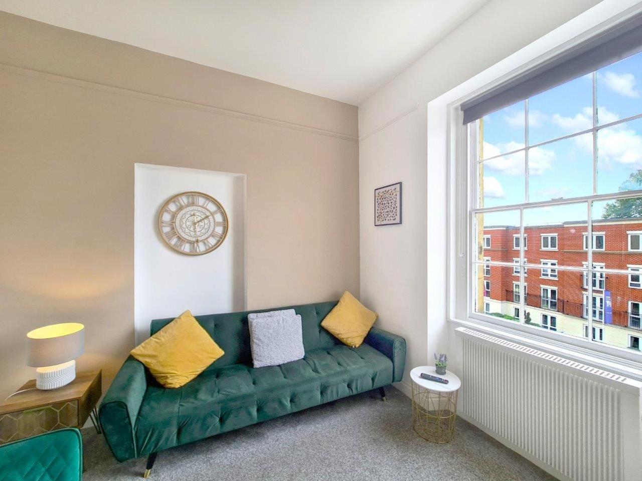 Margaret'S Quattro By Fortuna Property Apartment Cheltenham Exterior photo