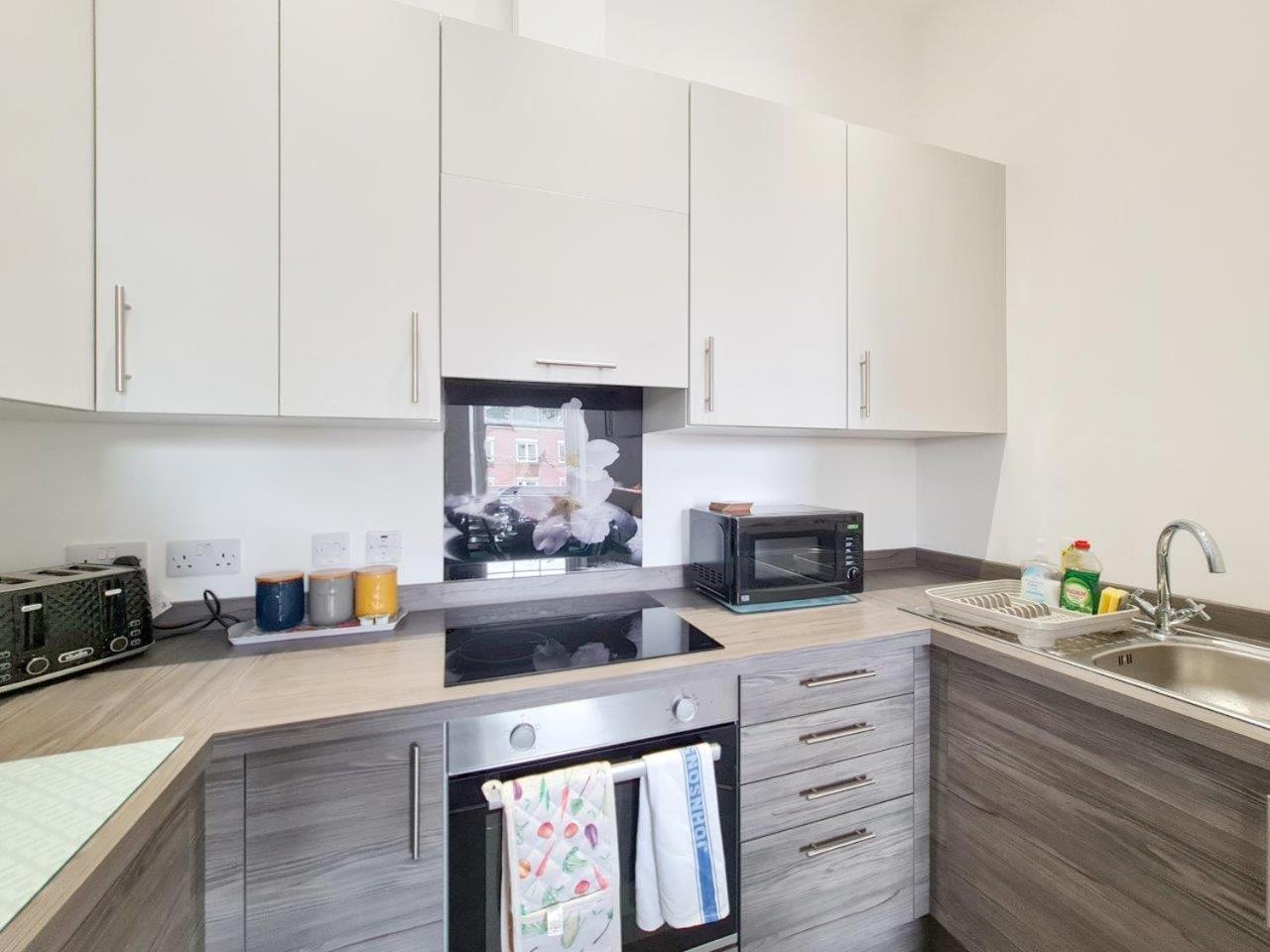 Margaret'S Quattro By Fortuna Property Apartment Cheltenham Exterior photo