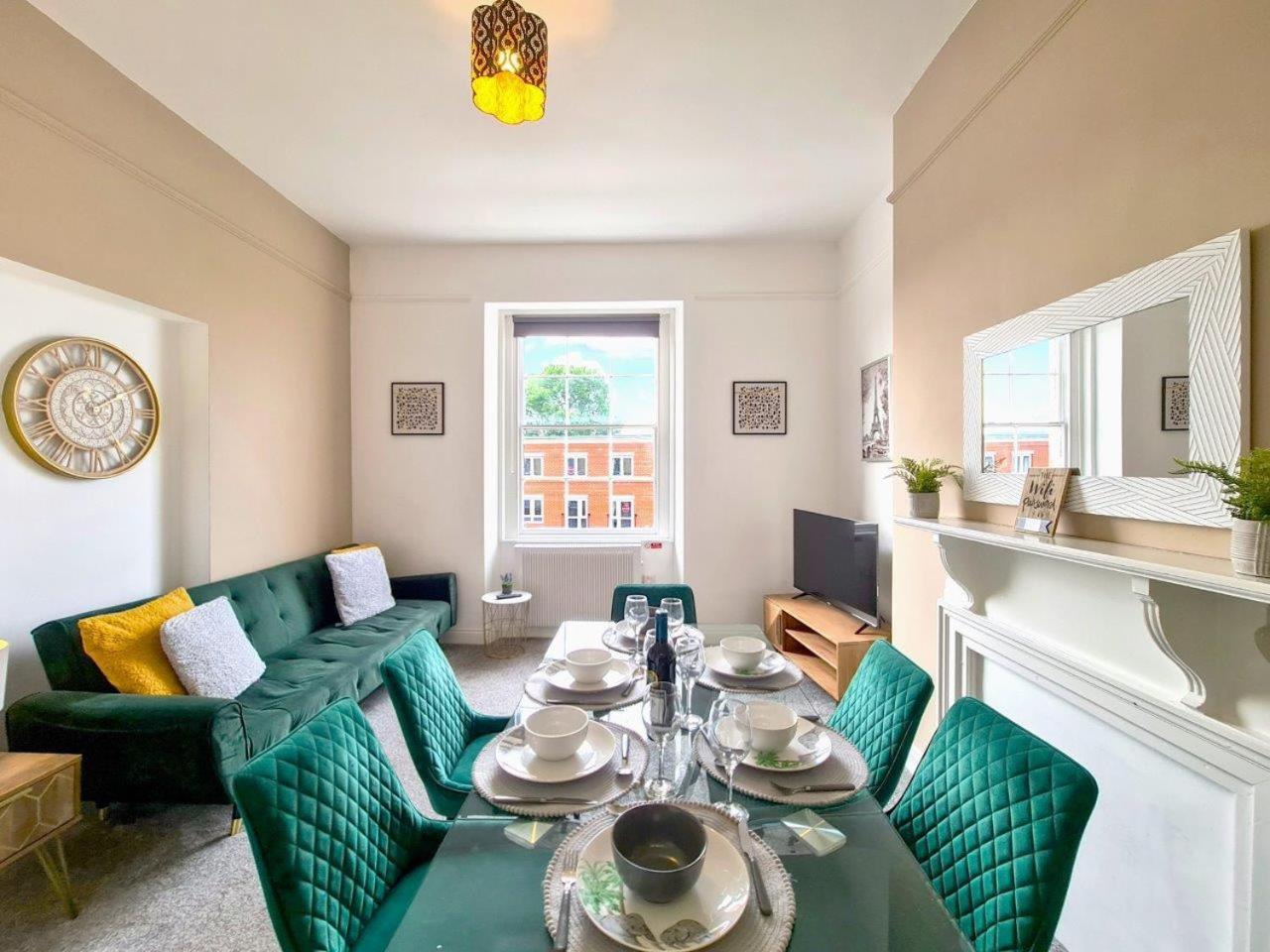 Margaret'S Quattro By Fortuna Property Apartment Cheltenham Exterior photo